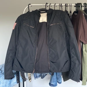 Ralph Lauren Denim & Supply jacka - Asfet höst jacka från Ralph Lauren. Den är storlek L men sitter som en S. I asbra skick. För mer funderingar skriv gärna till mig.