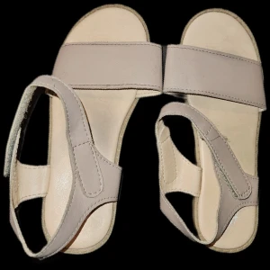 Beige sandaler från H&M - Säljer ett par bekväma och stilrena beige barnsandaler från H&M. De har en enkel design med breda remmar och kardborreband för enkel justering. Perfekta för sommardagar eller semestern. Bra skick, storlek 29