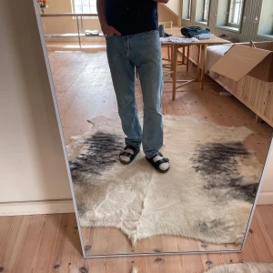 Weekday jeans - Weekday straight jeans. Storlek 32. Modellen är 182. Skriv vid funderingar.