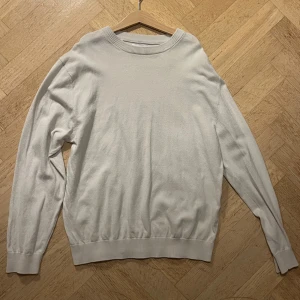 Stickad tröja - Beige stickad tröja från Zara. Säljer denna eftersom jag inte använt den på ett tag. Inga defekter och nytvättad. Pris är alltid diskuterbart. Var inte rädda att fråga frågor!!