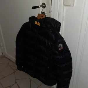 Parajumper vinter jacka  - Säljer min parajumper jacka på grund av att den inte passar mig längre storlek S. Nypris 7000kr, 10/10 skick. Skriv till mig privat för mer info.