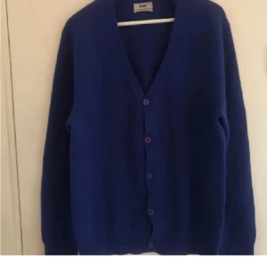 Acne Cardigan - Här är min acne cardigan som är i storlek L passar även M | Cool speciell blå färg |med armbågslappar | Skriv för frågor |