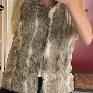 Pälsväst  - Använd gärna köp nu! Köpte för 300kr, så gosig och mjuk! Inte använd av mig!❤️ 