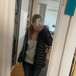 Säljer min älskade Moncler jacka - Säljer min äkta monclair eftersom den blivit för liten då jag är en s i vanliga fall. Jackan är i storlek 1 vilket motsvarar xs/s, den har använts några gånger och har ett litet märke vid fickan men absolut inget som syns