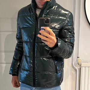 GUESS vinterjacka  - Jag säljer min GUESS jacka som jag ensat använt fåtal gånger. Nypris låg runt ca 2700kr. Jackan är i en mycket snygg grön färg och i storlek S och ser helt ny ut. Kom gärna med prisförslag