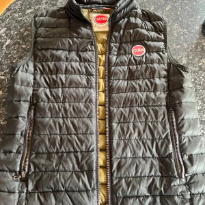 Colmar väst - Säljer dennaa väldigt fina colmar väst i strl 48, skulle säga att den sitter som en S. Färgen är jätte mörkgrön, nästintill svart. Fint skick bara att skriva vid funderingar!