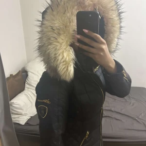 Rockandblu - RockAndBlue jacka storlek 36. Köpt på johnells, är i bra skick och inte skador på jackan. Endast använd 1 vinter. 3000kr skulle kunna diskutera pris vid snabb affär. Kan mötas upp i Eskilstuna 