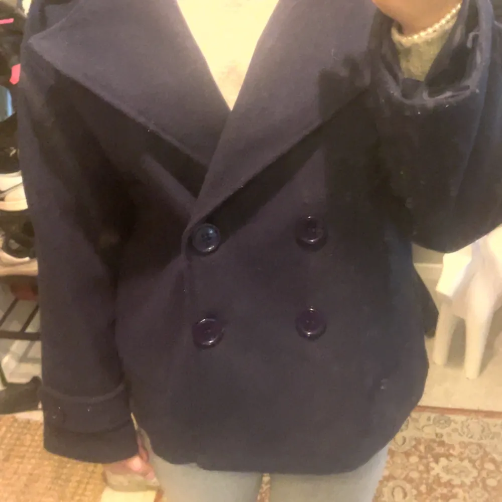 GINALLI COAT - DARK NAVY,  Använd fåtal gånger och säljer för att jag har en annan vår/höst jacka som jag köpte direkt efter den här jackan. Kan postas men annars finns den att hämta i Skellefteå. Orginal pris 757:- bara hör av dig om du har frågor.. Jackor.