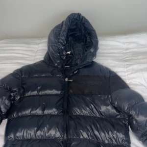 Alessandro zavetti jacka - Storlek S/M, bra skick förutom 2-3 små hål syns knappt passar för båda S/M, pris kan sänkas dm för det.