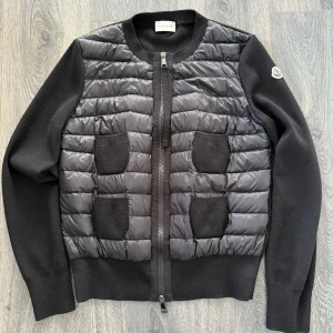 Moncler cardigan  - Säljer en äkta jätte fin moncler cardigan som Tycör inte kommer till användning för fel storlek, är du intresserad så kan ja visa mer bilder och äkthetsbevis