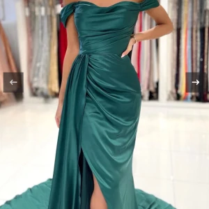 Fest/ bröllops gäst klänning - Säljer denna super fina festklänning i grön. Väldigt fin och skön att ha på sig och bra material. Klänningen har endast använts under fest en gång. Den är i storlek xs/s. Slitsen går att justera lite efter smak. Hör av er vid frågor💕