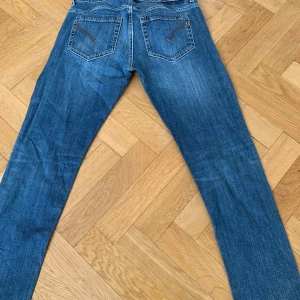 Dondup jeans - Säljer ett par fina dondup jeans i modellen george. De har inga direkta slitage. Säljer för att det inte är min stil. Kom med prisförslag.