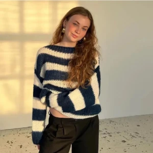 design by si - säljer nu denna suuuper fina tröja från design by si då den inte längre kommer till användning💗jättegosigt material, perfekt nu till de kallare årstiderna 🍂köpt för 529, säljer för 300. hör av er angående frågor 💗