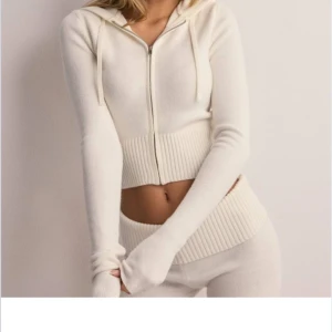 Stickat set  - Säljer detta super snygga set från nelly. Det har endast använts 1 gång och är i nytt skick. Passar perfekt nu till höst och vinter då det är lite tjockare material. Köptes för 899 kr, men kan tänka mig sälja för 499 kr.💕