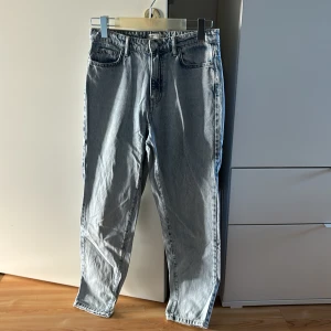 Mom jeans - Gina - Stretchiga sköna mom jeans från Gina. Säljs pga tycker färgen är för ljus. Är strlk 38 (tycker det är aningen tight i rumpa/midja) men perfekt för dig med korta ben (är 164cm). Nyskick, oanvända. 