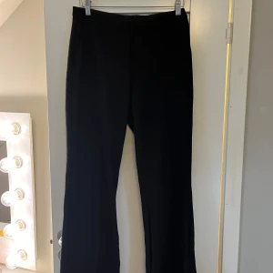 Kostymbyxor  - Snygga byxor i ett stretchigt material, supersköna men ändå uppklädda. Veck på framsidan längst hela benet. Använda men inga defekter. 