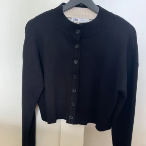 Kofta - Så snygg svart kofta från zara i stl 36!💛