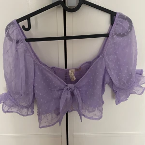 Lila sommartopp  - Lila sommartopp från H&M. Aldrig använd och säljs därför. Pris går att diskutera.