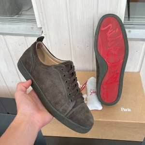 Christian Louboutin  - Säljer dessa sjukt feta Christian Louboutin low suede trainers i size 41 fits bigger. Skick 8-9/10. Såklart äkta. Hör av dig vid frågor eller funderingar!💯