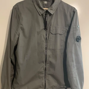 Cp company overshirt  - Tja, säljer nu denna feta cp company overshirt då den inte kommer till!! Den är knappt använd och är i storlek M.. Självklart är den äkta!!