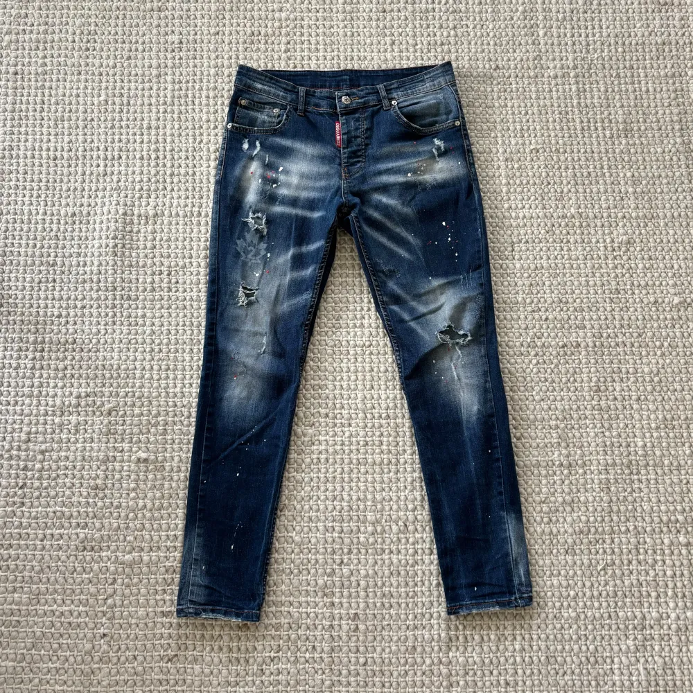 Säljer nu mina, DSquared2 Jeans. De är i mycket bra skick, använd ett fåtal gånger. Självklart äkta, skriv jättegärna till mig vid funderingar.👌. Jeans & Byxor.