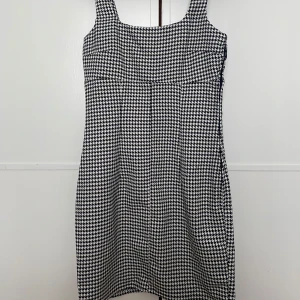 Svartvit klänning från H&M  - Svartvit hundtandsmönstrad klänning från H&M. Aldrig använd och säljs därför.. Pris går att diskutera.