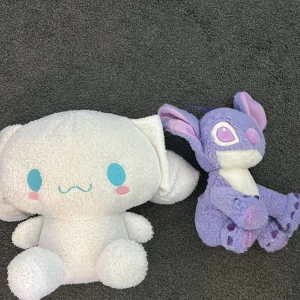 Sanrio gosedjur  - Sanrio gosedjue säljas. Säljs separat men kan köpas som paket. Den vita är SÅLD och den lila för 70kr. 