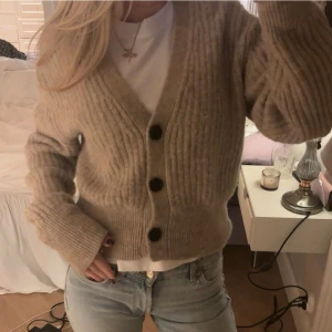 Stickad kofta - Super söt stickad kofta från & other stories. Inga defekter. 