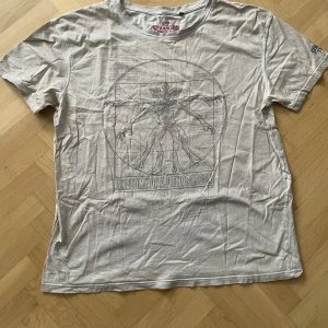 Stranger things tshirt - Oversized tshirt med en demogorgon på. Inga defekter. 