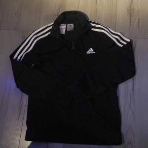 Svart Adidasbyxor zip up storlek 152 i barnstorlek. Bra skick, användes för länge sedan och få gånger