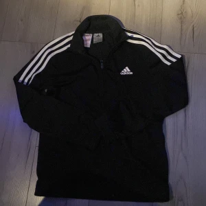 Adidas zip up - Svart Adidasbyxor zip up storlek 152 i barnstorlek. Bra skick, användes för länge sedan och få gånger