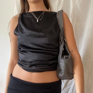 Zara silkes topp - Superfin silkes topp!! Perfekt till festligare tillfällen, använd ca 4 ggr