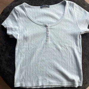 Säljer denna jättesöta Brandy Melville tshirten i en babyblå färg. Köpt några månader sen men har bara andvänts ca 5-6 gånger, därför inga defekter. Kan tänka mig sänka priset. Skriv ifall du har några frågor!💗💞 - Lite cropped, skulle säga storlek S, då Brandy Melville bara har one size.