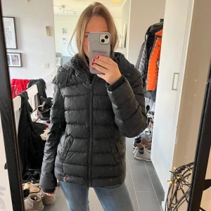 Vinterjacka  - Vinterjacka från Tommy Hilfiger som jag köpte på en affär i Stockholm. Köpt för 5000kr och säljer för 2500kr.  Kom med prisförslag!!