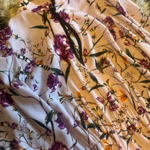 långklänning  - Säljer en superfin långklänning från Lindex i storlek S. Klänningen har ett vackert blommigt mönster i lila och orange på en ljus bakgrund. Den är långärmad och perfekt för både vår och sommar. Materialet känns mjukt och bekvämt, perfekt för en fest eller en dag ute i solen!