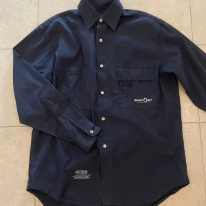 Murphy & Nye over shirt - Tja! Säljer denna helt nya men 30 år gamla overshirt som dessvärre är för stor på mig! Inga skador eller defekter. Riktigt snygg och clean. Size L