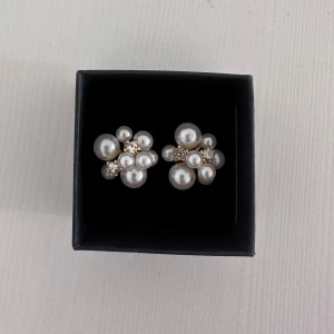 Guld med vit orhänge  - Säljer dessa söta och eleganta orhänge med massa pärlor på!! Använda en gång men passade inte riktigt mitt stil!