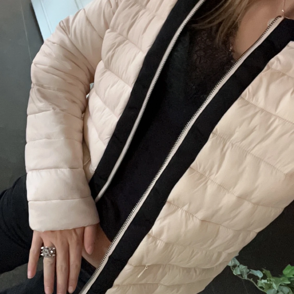 Beige quiltad jacka med svarta detaljer - 91