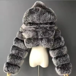 Fur Coat/ Päls jacka - Säljer Denna populära pälsjackan för det kommer inte till användning. Super varm och snygg!!! Använd fårtals gånger.