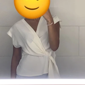 Vit blus - Köpte den för blusen från Zara i april och har använt den två gånger. Inte riktigt min stil, därav säljer jag den. Tröjan är i jättebra skick och det finns inga defekter på den. Vill verkligen bli av med den så hör gärna av er vid intresse.