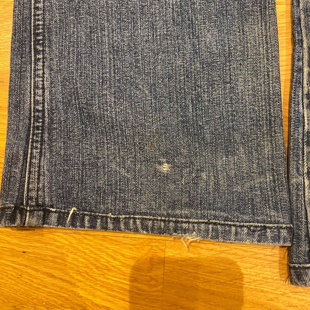 Low waist bootcut jeans från Diesel Industri. Har slitningar längst ned på båda benen (se bild 5). Thrifted. Midjemått tvärs över: Ca 33cm Innerbenslängd: Ca 75cm. Jeans & Byxor.