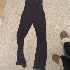 Yoga pants - Yoga pants från Gina Tricot , jätteskönt material, använd fåtal gånger utan defekter 