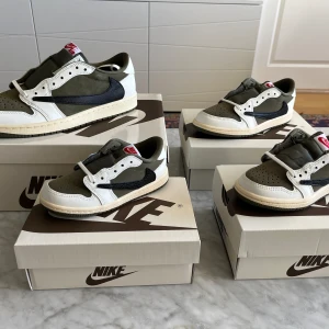 Travis scott olive🤍🫒 - Strl: 26  27,5  33  43  Pris 1200, 1300, 1500, 6000 kr  Kvitto från sns finns Kontakta mig vid frågor ⚡️