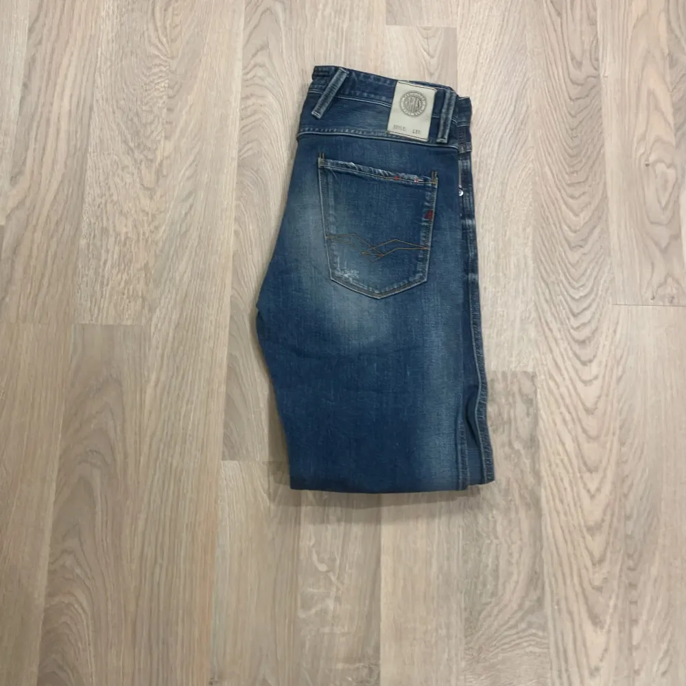 Riktigt sköna anbass med snygga slitningar jeansen är i toppskick dom är helt nya jeansen är limiterade och säljs inte längre nypris 2000 vårat pris 499 priset kan diskuteras . Jeans & Byxor.