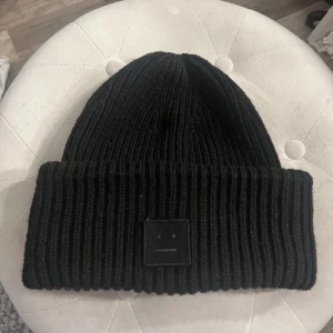 Acne mössa - Säljer denna populära acnemössa i svart då den är för stor på mig. Pris kan diskuteras vid snabb affär☺️