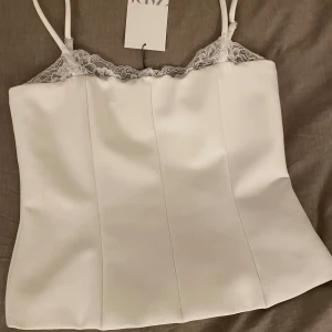 Topp från zara - Fin oanvänd topp från zara💞