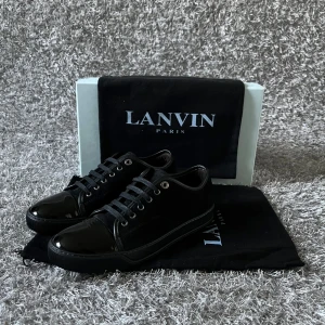 Lanvin Skor - Tjena! Säljer nu mina snygga skor ifrån Lanvin. Skicket på skorna är 9,5/10. Skorna är i storlek 6 vilket motsvarar runt 40-41. Endast skorna medföljer! Vid fler frågor/bilder är det bara och höra av sig! 