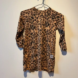 Leopardklänning barn - Leopardklänning i storlek 116/122 från Mini rodini