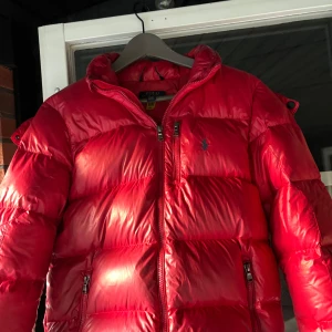 Ralph lauren jacka - Storleken är 14-16 år Det är ett litet hål vid nacken priset kan sänkas vid snabba affär.