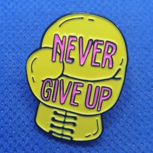 Pins - Never give up - Pins, Måttet på lås anordningen som syns på baksidan är ca 1.2 cm